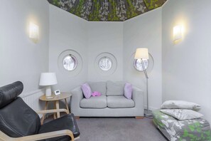 TV - The Aristocrat - Fitzrovia - by Frankie Says (London)