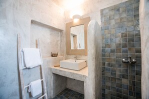 Douche, sèche-cheveux