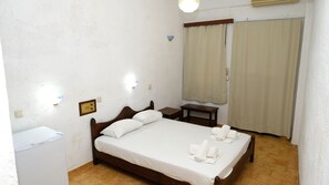 Individually decorated, individually furnished, free WiFi, bed sheets - Hotel Andromeda (Agios Vasileios)
