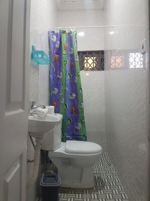 Leilighet – standard | Bad | Dusj, bidé og håndklær