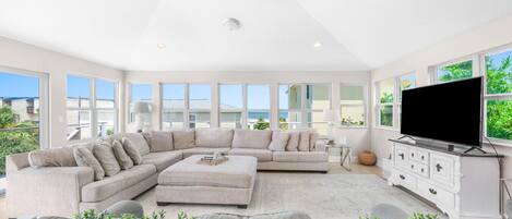 Televisor intel·ligent, taula de tennis de taula i oficines