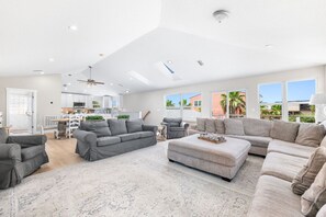 Smart TV, ping pong, offices - Sea Gem: Beach/Slp 10 Adults plus children/Amenities (St. Augustine)