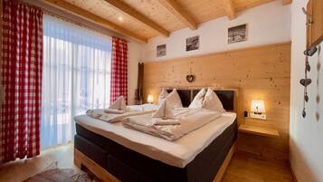 3 Schlafzimmer, Schreibtisch, Bügeleisen/Bügelbrett, Reisekinderbett