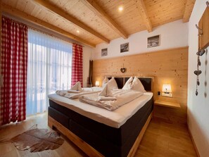 3 chambres, bureau, fer et planche à repasser, lit parapluie