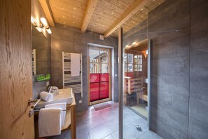 Douche, sèche-cheveux, serviettes fournies, savon