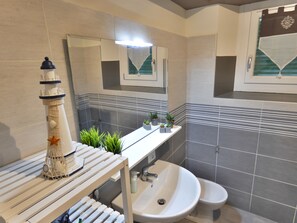 Doccia, asciugacapelli, bidet, asciugamani