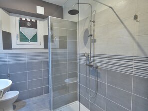 Douche, sèche-cheveux, bidet, serviettes fournies