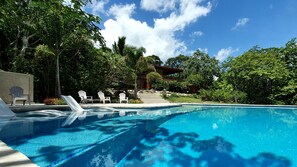 Outdoor pool, pool umbrellas, pool loungers - Vanilla Hills Resort (San Ignacio)