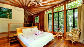 Casa en un árbol superior, 1 cama de matrimonio grande, vistas al jardín (Gumbo Limbo & Guanacaste) | Colchones con acolchado adicional, caja fuerte, decoración individual