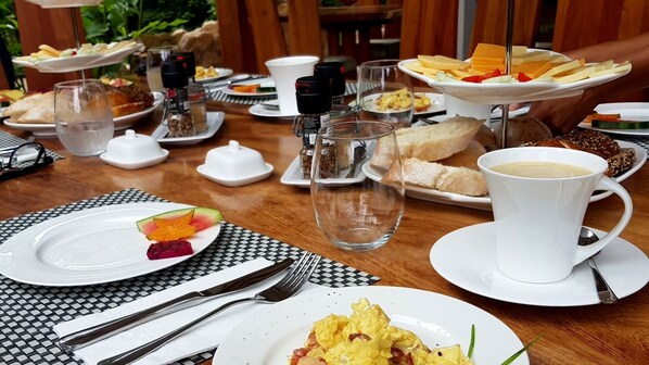 A breakfast buffet with various food items, including fruits, pastries, and beverages. - Vanilla Hills Resort (San Ignacio)