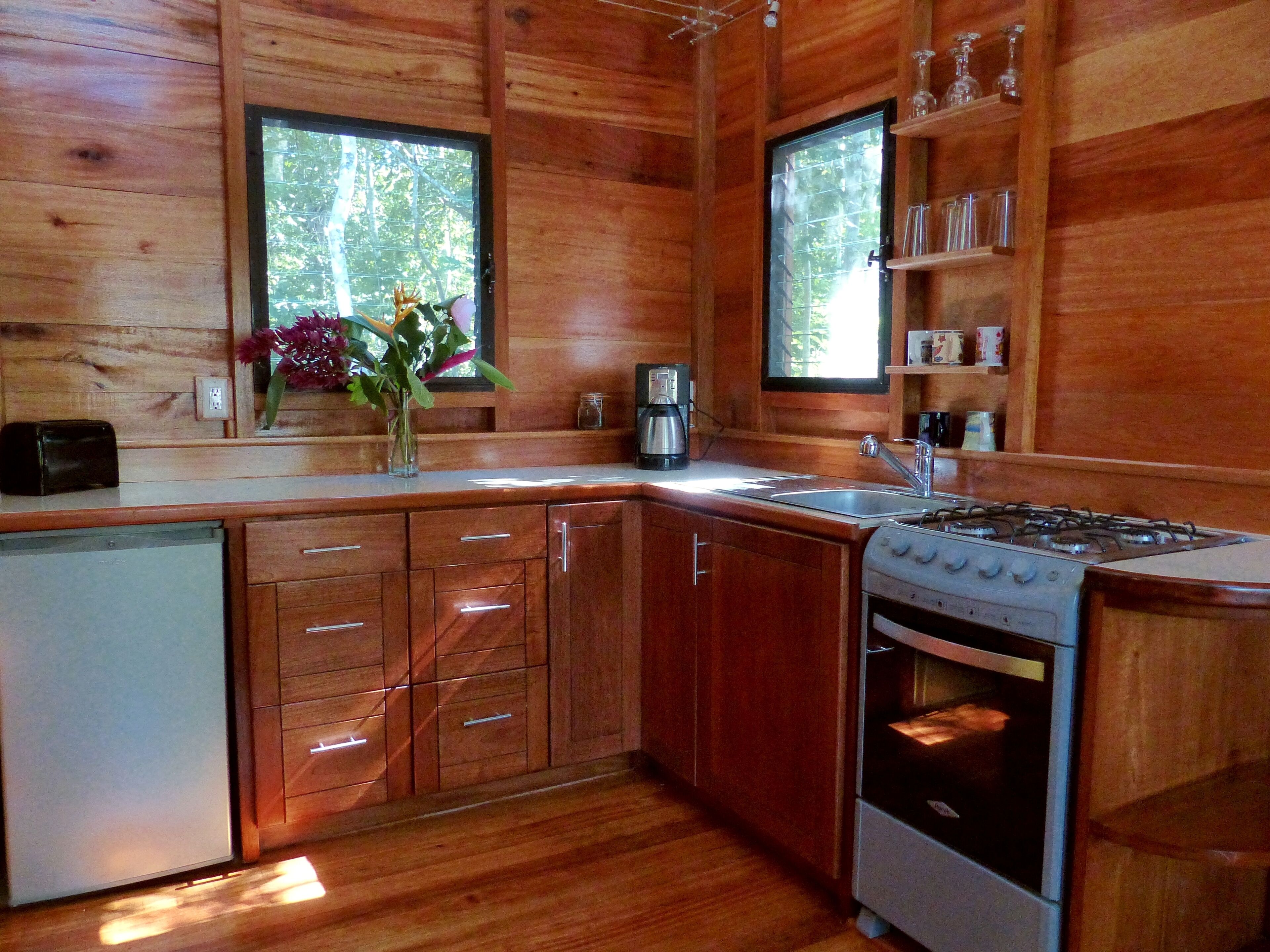 fridge, coffee/tea maker, cookware/dishes/utensils, freezer