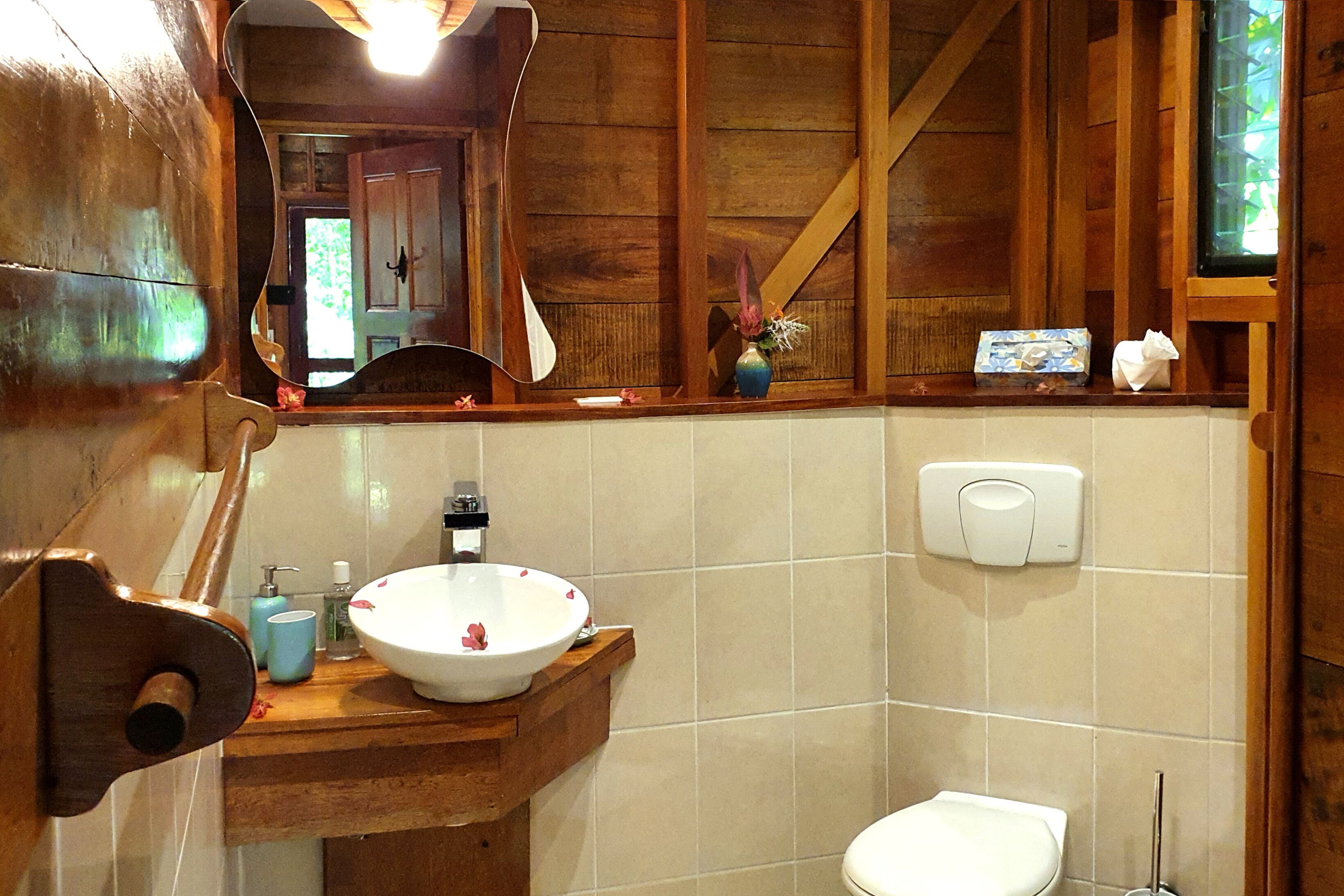 bungalow, 1 king bed, kitchen, garden view (hibiscus) | bathroom | towels