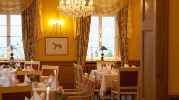 Tägliches Frühstücksbuffet (15 EUR pro Person)