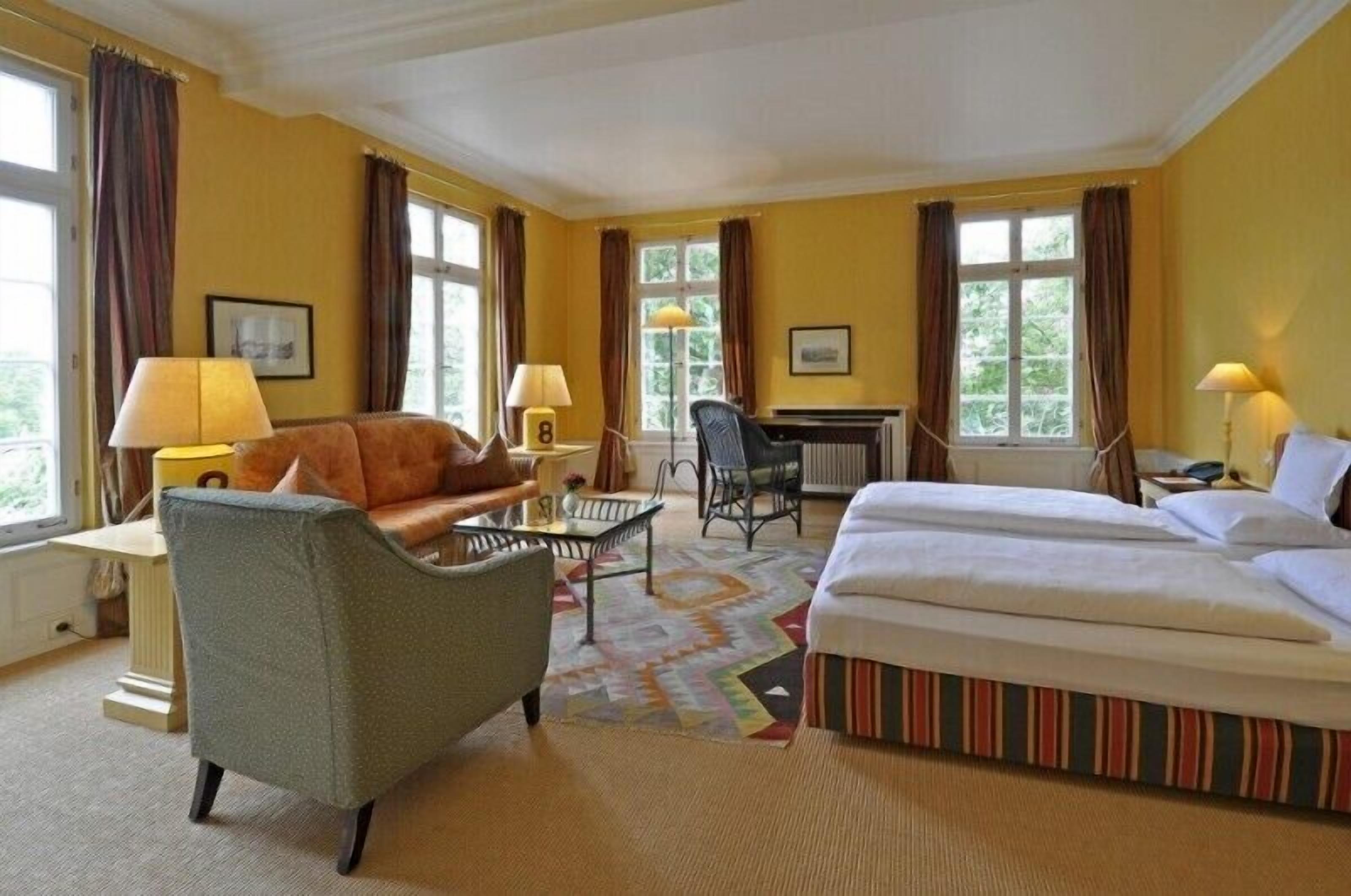 suite | desk, free wifi, bed sheets