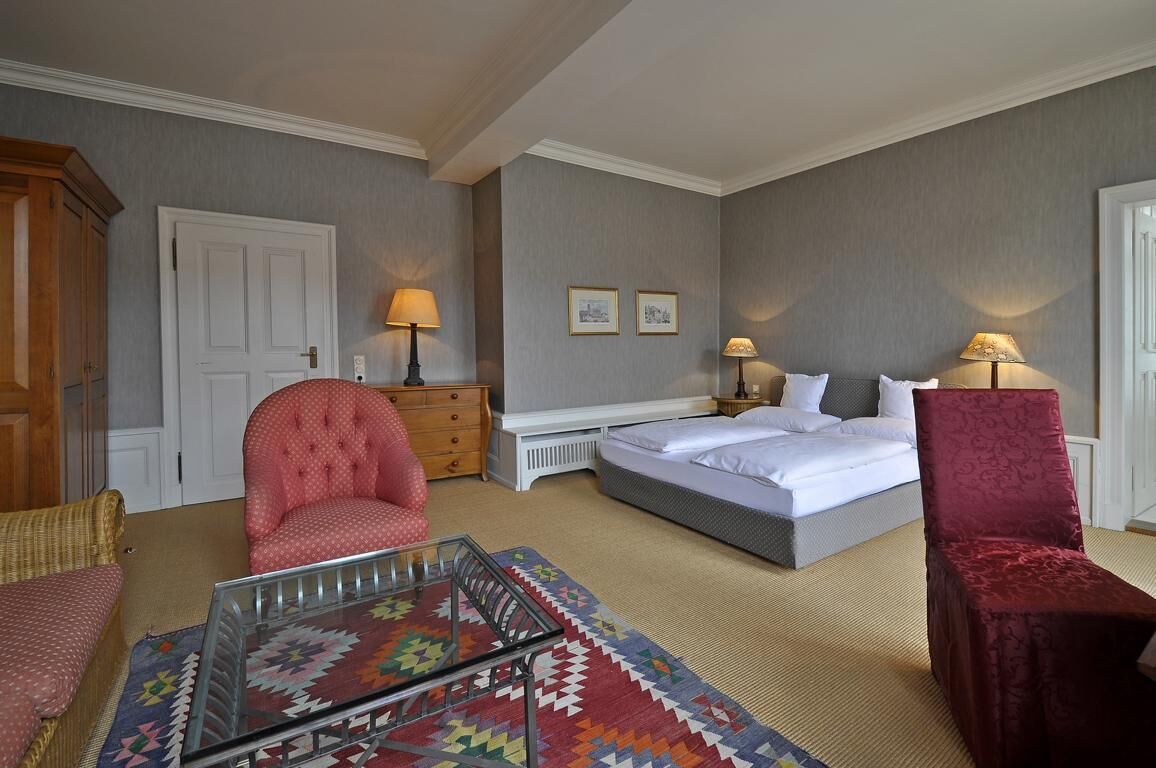 suite | desk, free wifi, bed sheets