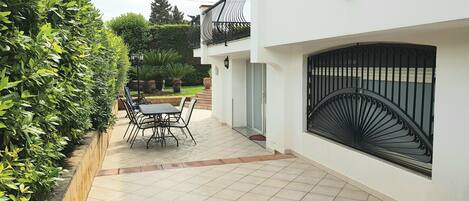 屋外ダイニングエリア