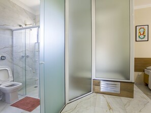 Kamar Double | Kamar mandi | Perlengkapan mandi gratis, handuk, sabun, dan sampo