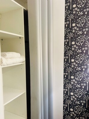 Habitación doble estándar | Ropa de cama de alta calidad, decoración personalizada y wifi gratis