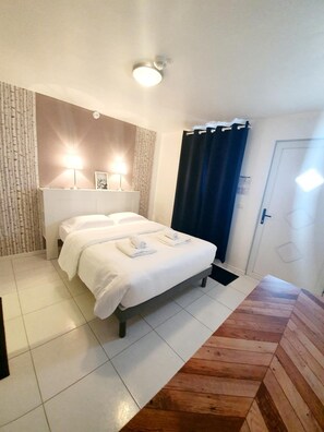 Ropa de cama de alta calidad, decoración personalizada y wifi gratis