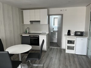 Basic Suite, Private Bathroom, Park View (Appartement Super 104) | Private kitchen - Messe-hotelzimmer-appartements (Leverkusen)