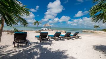 Plage, chaises longues, serviettes de plage