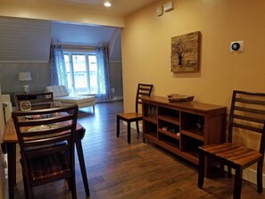 Smart TV, books, stereo - Lucy's Loft above the Nashville Fudge Kitchen in the heart of Nashville, Indiana (Nashville)