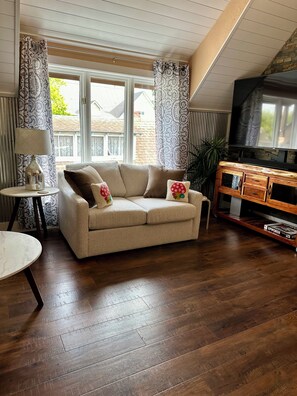 Una Smart TV, libros, un reproductor estéreo