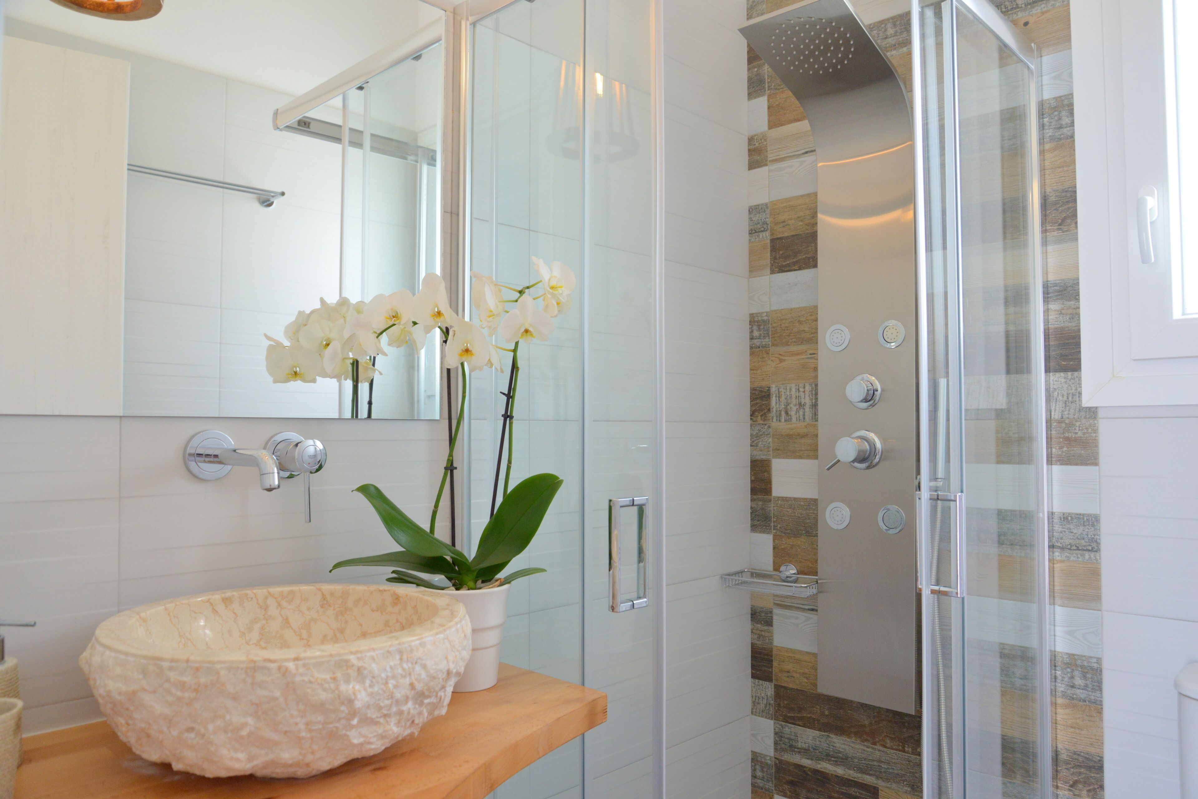 Comfort Studio | Bathroom | Shower, free toiletries, hair dryer, towels