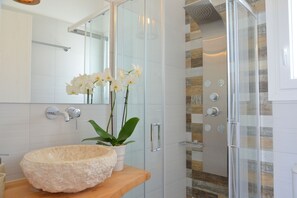 Comfort Studio | Bathroom | Shower, free toiletries, hair dryer, towels - Hawk Stone (Milos)