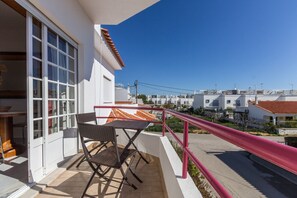 Property grounds - 1 bedroom apartment 50 m from the beach and Wi-Fi by AlgarveManta (5T1) (Manta Rota)