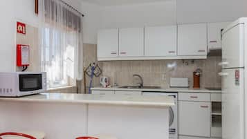 Fridge, microwave, oven, coffee/tea maker