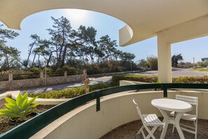Outdoor dining - Apartment T1 50m from the Beach by AlgarveManta (8T1) (Manta Rota)