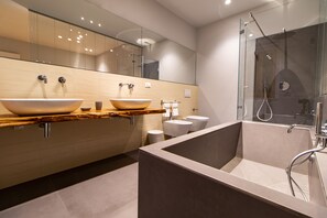 Bañera profunda, artículos de tocador gratuitos, secador de pelo, bidet