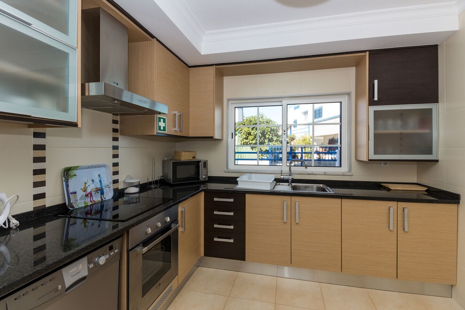 Kühlschrank, Mikrowelle, Ofen, Geschirrspüler