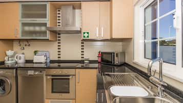 Een koelkast, een microgolfoven, een oven, een vaatwasser