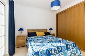 3 bedrooms, free WiFi, bed sheets - 3 bedroom villa on the 1st line of beach and Wi-Fi by AlgarveManta (21V3) (Manta Rota)