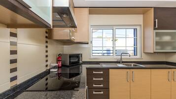 Geladeira, micro-ondas, fogão, lava-louças