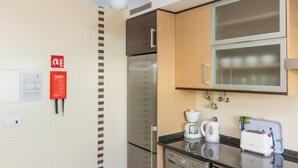 Una cocina moderna con electrodomésticos de acero inoxidable, una cafetera y un tostador.