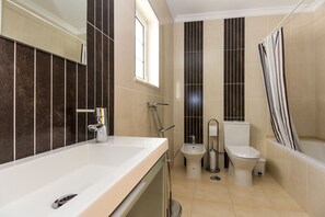 Bathtub, towels