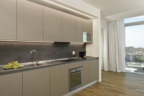 Full-sized fridge, microwave, oven, stovetop - Torre Galfa Milano | UNA Esperienze (Milan)