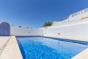 Pool - 3 bedroom villa on the 1st line of beach and Wi-Fi by AlgarveManta (20V3) (Manta Rota)