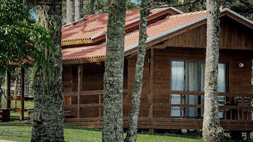 Cabana luxo | Frigobar, cofres nos quartos, individualmente decorados, escrivaninha