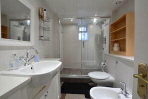 Classic Triple Room | In-room safe, iron/ironing board, free WiFi - HPG Guest House (London)