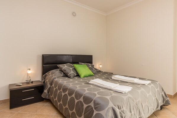3 slaapkamers, een strijkplank/strijkijzer, gratis wifi, beddengoed