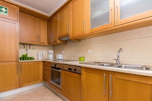 Kjøleskap, mikrobølgeovn, ovn og oppvaskmaskin