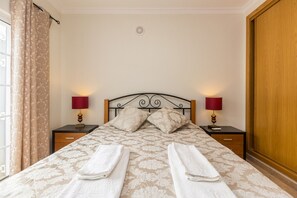 3 slaapkamers, een strijkplank/strijkijzer, gratis wifi, beddengoed