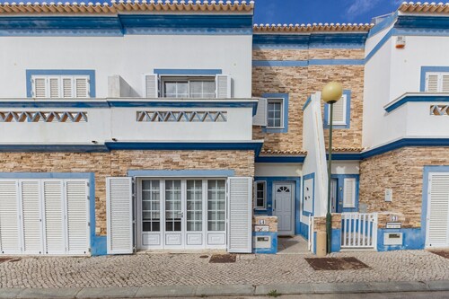 3 bedroom villa with communal pool and WIFI by AlgarveManta (22V3)