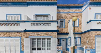 3 bedroom villa with communal pool and WIFI by AlgarveManta (22V3)