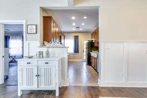 Grand réfrigérateur, micro-ondes, four, plaque de cuisson