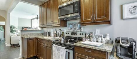 Full-sized fridge, microwave, oven, stovetop